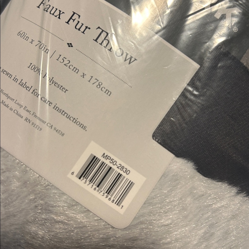NEW IN BAG: MADISON PARK FAUX FUR OVERSIZED THROW - Picture 3 of 7